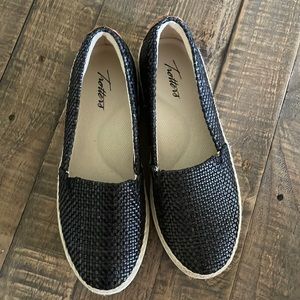 Trotters accent women’s slip on shoes,Black braided,Size 8W